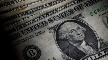 سعر الدولار يتراجع بمنتصف تعاملات اليوم الأربعاء